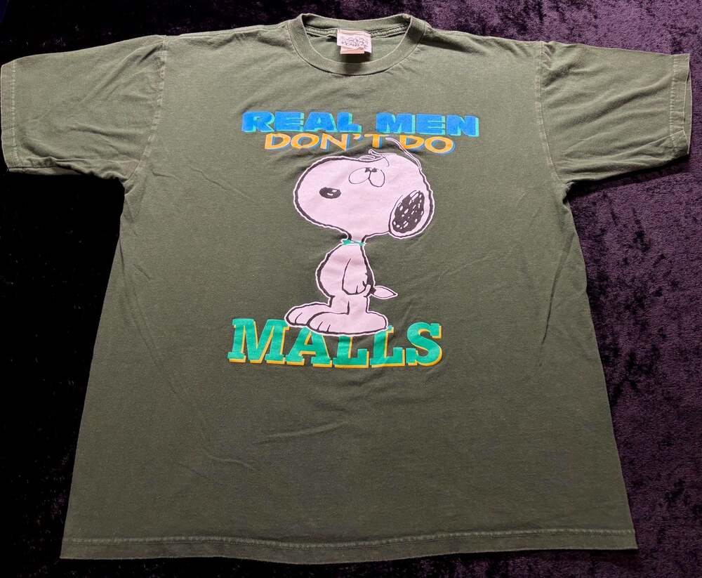 Men Large Vintage Peanuts Snoopy 'Real Men Don't Do Malls' Graphic T-Shirt
